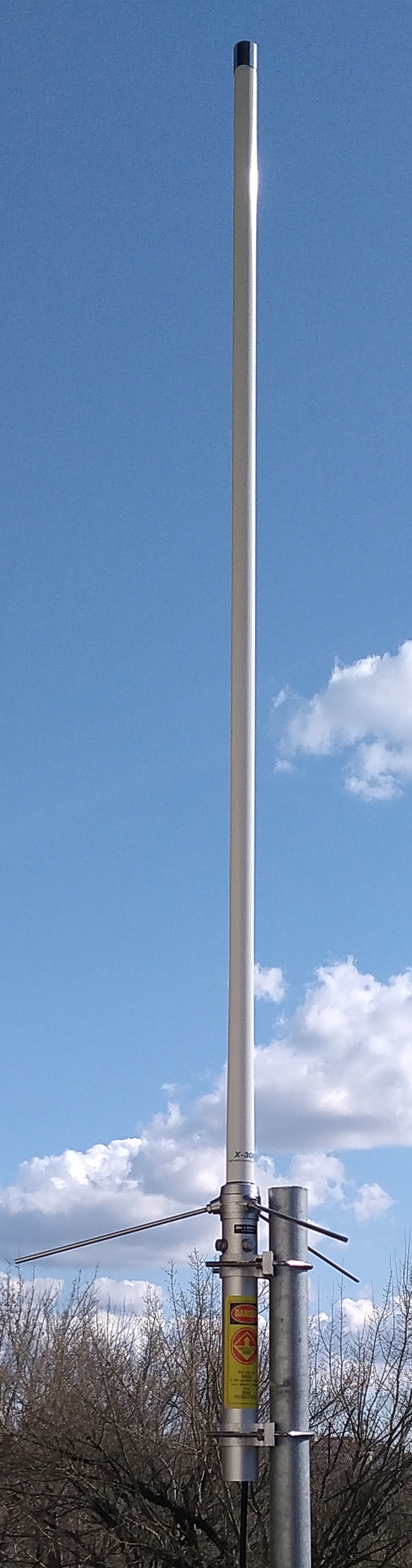 Real-world photo of a Collinear Array in use