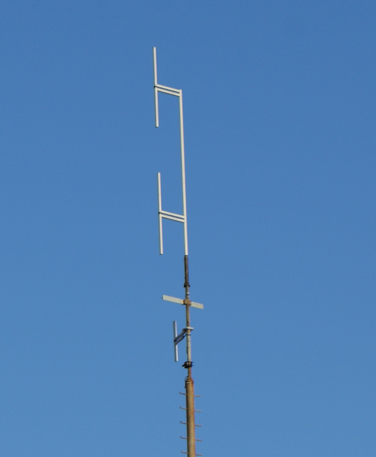 Real-world photo of a Half-Wave Dipole in use